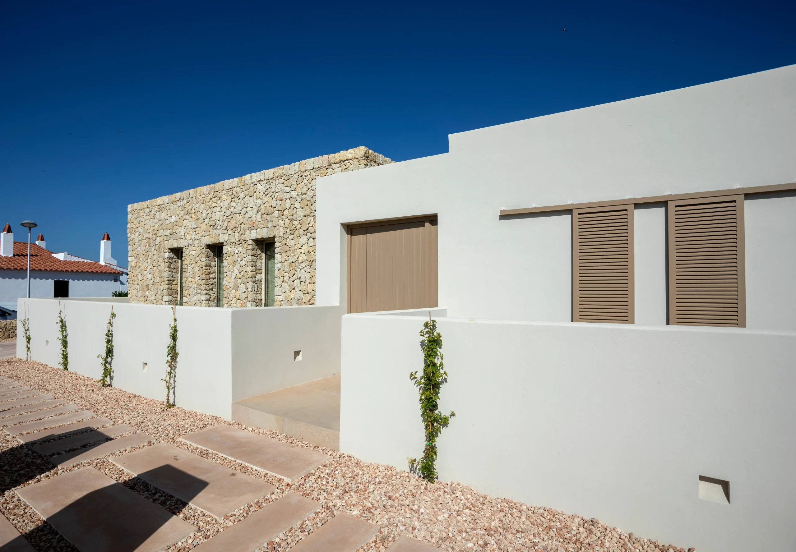arquitectura de casa en Menorca integrada en el paisaje mediterráneo