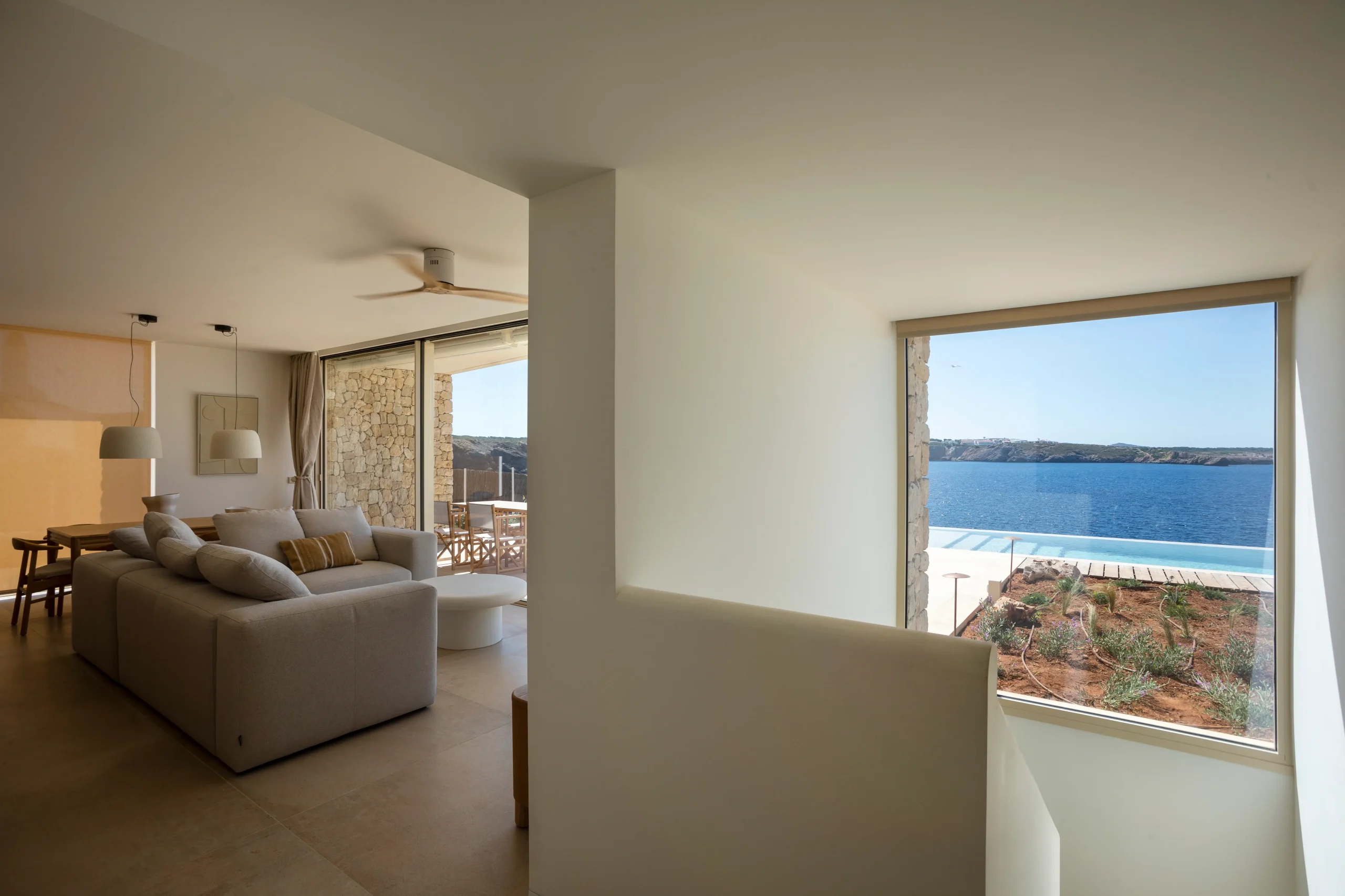 salón de casa en Menorca con luz natural