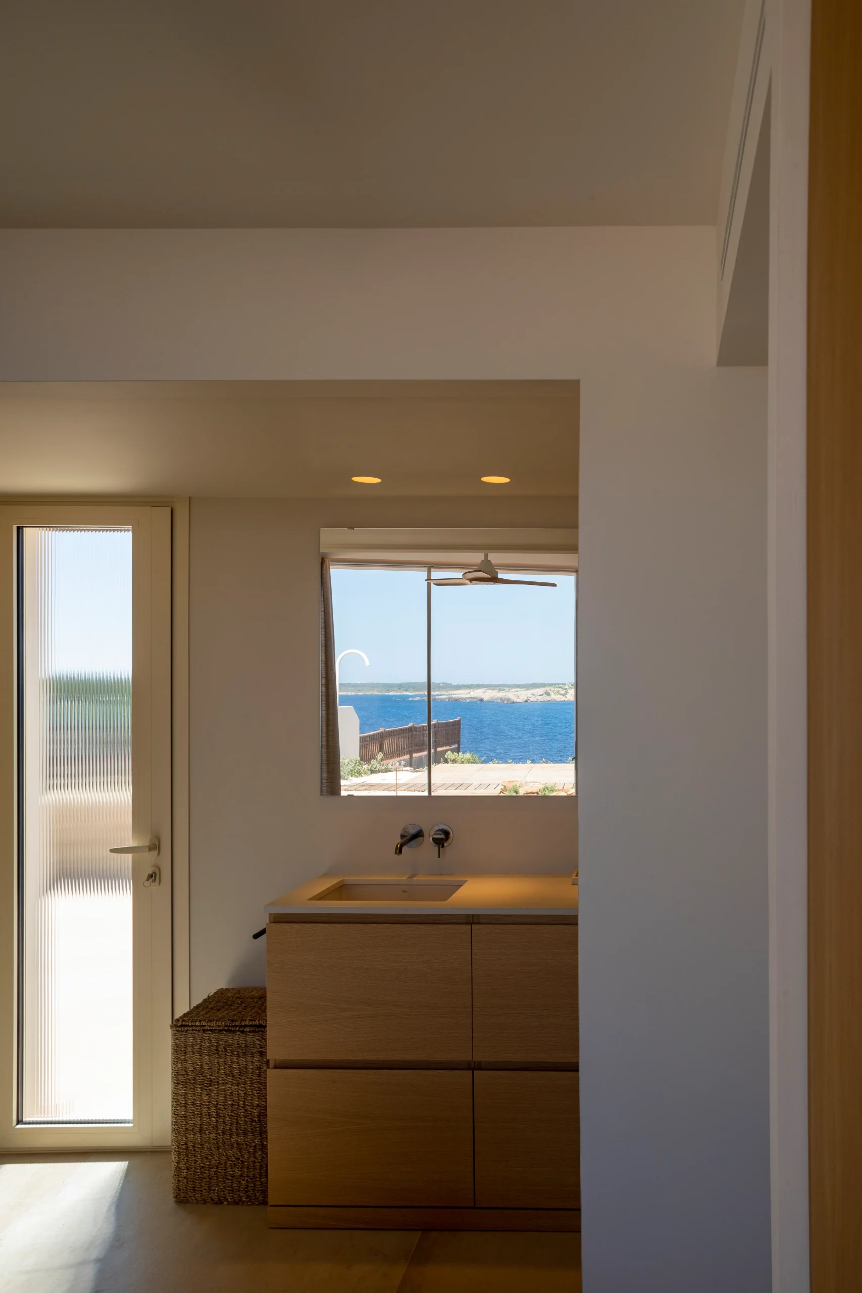 baño con luz natural en casa Menorca